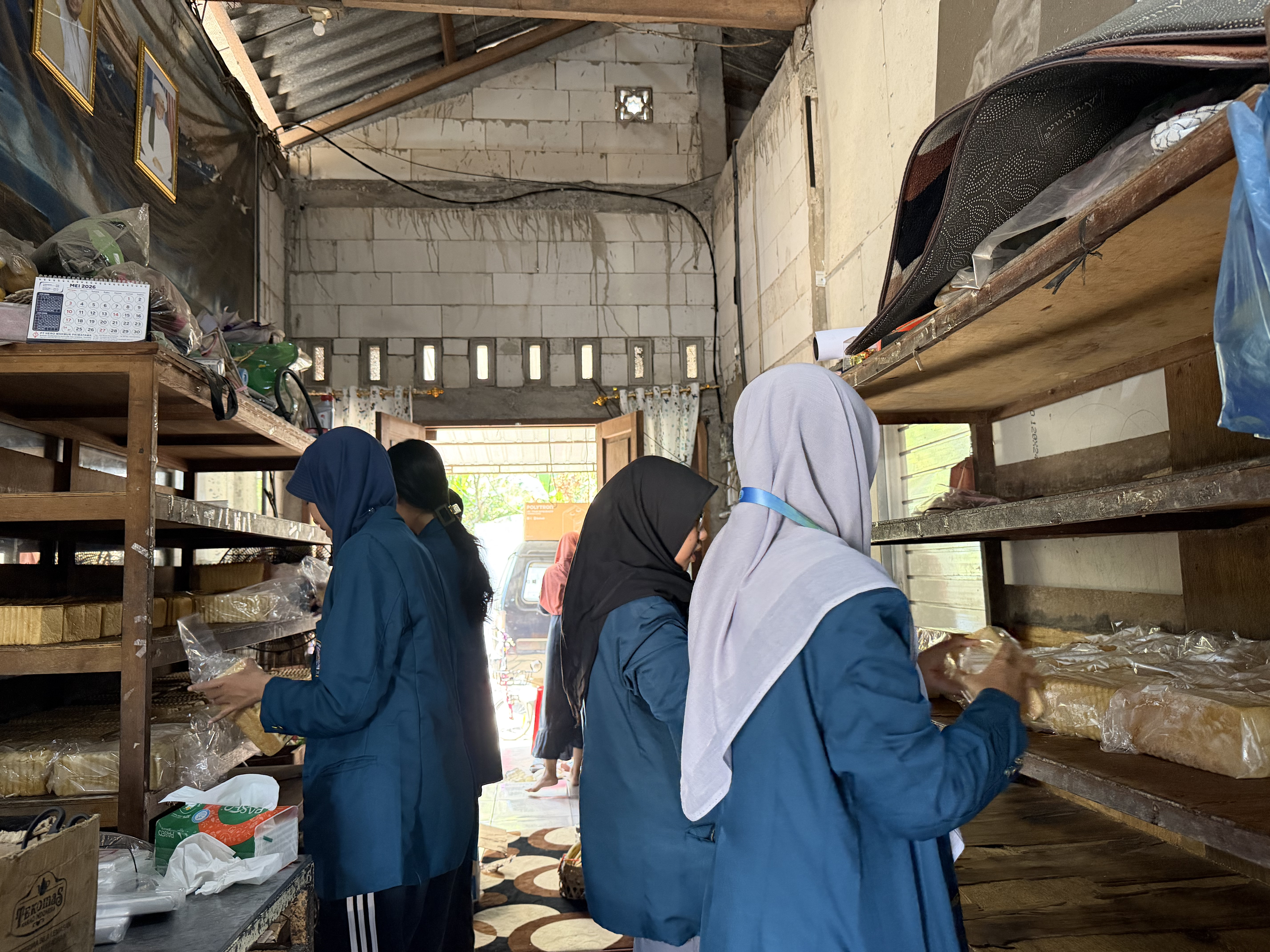 Kunjungan dan Membantu Pengemasan Produk UMKM Roti Desa Batursari