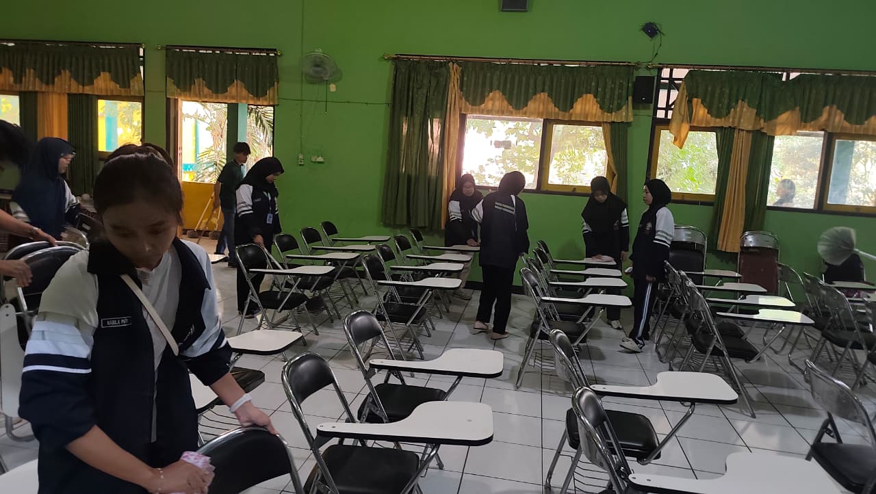 Kegiatan bersih-bersih dan persiapan Workshop Internasional di SMP Negeri 3 Mranggen